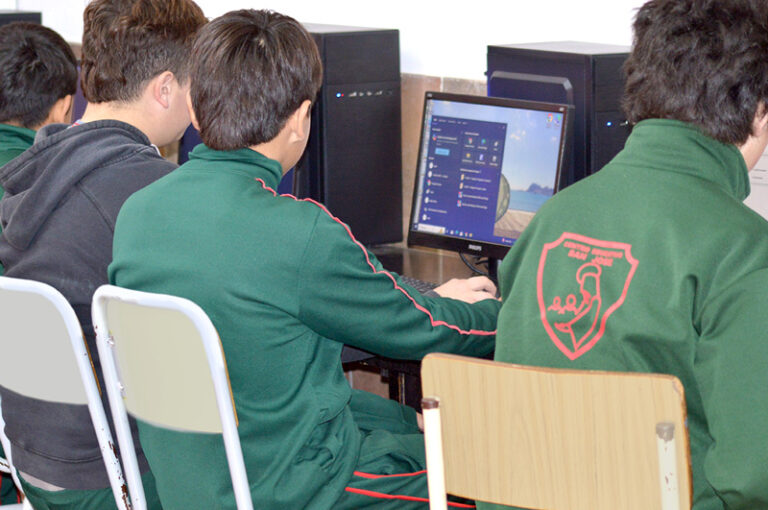 Alumnos en clase de informática