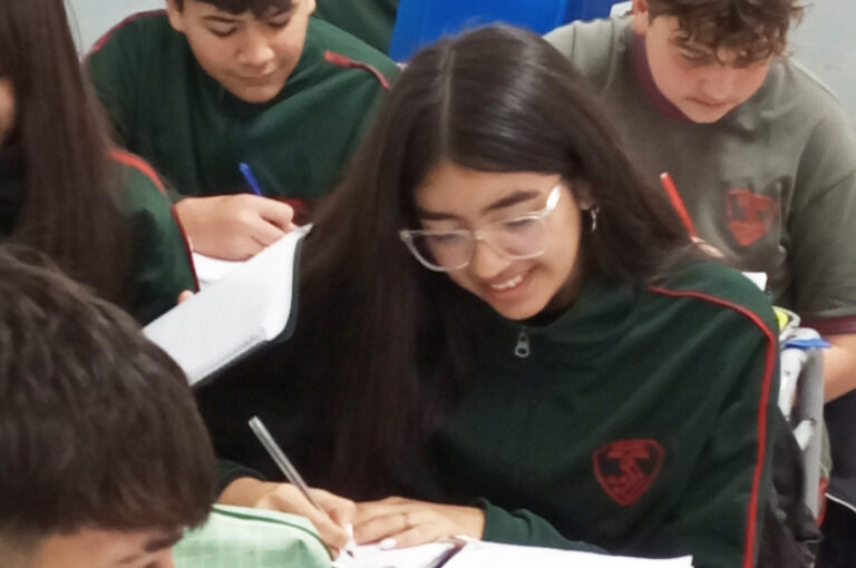 Estudiantes en clase de inglés bilingüe